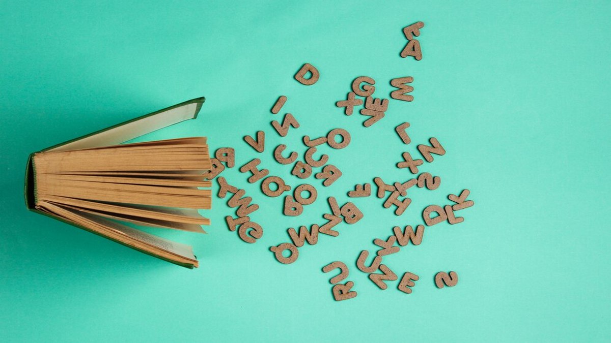 مطالعه کتاب‌های مخصوص یادگیری لغات